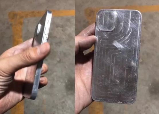 Ở mặt trước, có thể thấy iPhone 12 vẫn giữ cụm "tai thỏ" truyền thống, nhưng các cạnh viền đã được làm mỏng đi đáng kể, giúp diện tích màn hình được tối ưu.